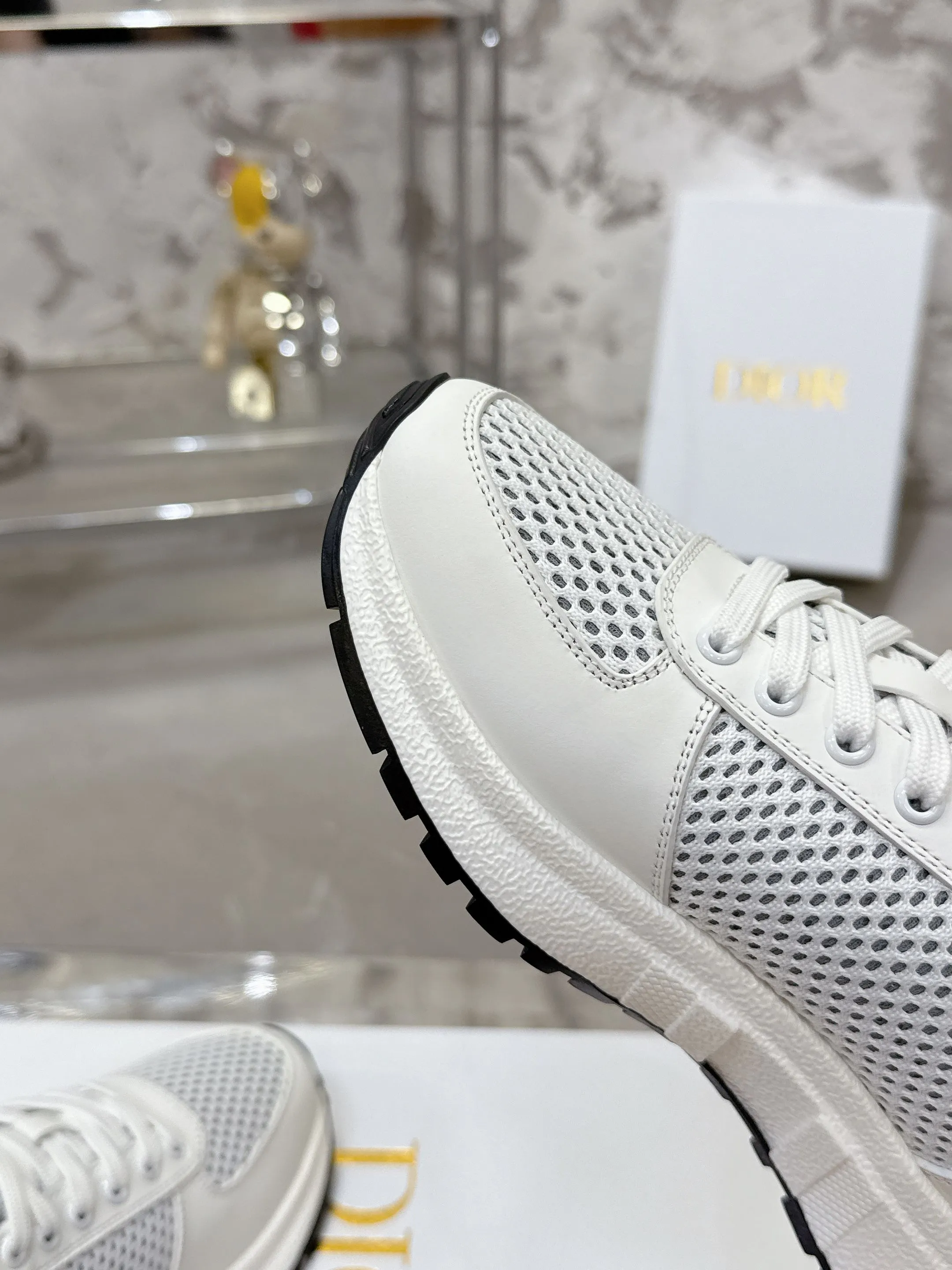 Factory price 680💰 Top version! ! ! Dior Dior's latest Run'n'Dior series, couple's thick-soled casual sneakers, originally purchased, developed and manufactured. This Run'n'Dior reinterprets sports style with an elegant and fashionable shape. The upper is crafted from white mesh fabric and features the Christian Dior Paris signature on the laces and heel. The exquisite two-color sole is light and soft, which can add a high-end temperament to all kinds of casual looks. Exquisite packaging at the delivery counter 🛍📦 ▪️Fabric: Original customized imported first-layer cowhide ▪️Inner lining: Imported original lining ▪️Sole: Original molded non-slip TPU material ▪️Size: Women's 35-41 / Men's 39-46 (Female 40 41 / Men's 38.45.46 customized)